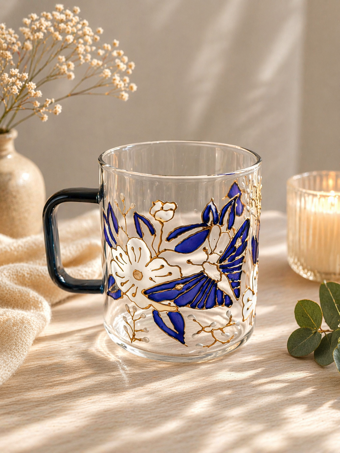 Mug en verre peint à la main – Motif papillon et fleurs bleues effet vitrail
