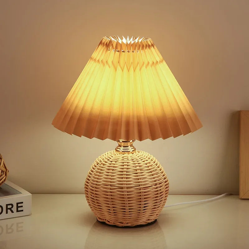 Lampe de Table LED en Rotin Plissé – Style Bohème Chic pour Salon, Chambre & Bureau