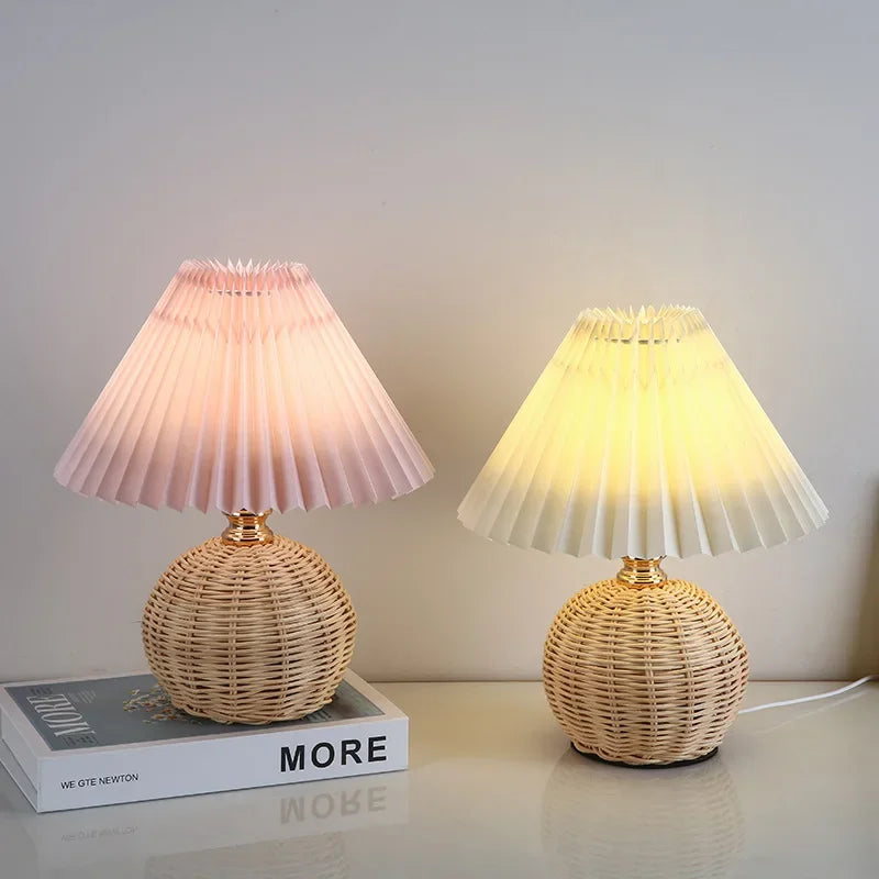 Lampe de Table LED en Rotin Plissé – Style Bohème Chic pour Salon, Chambre & Bureau