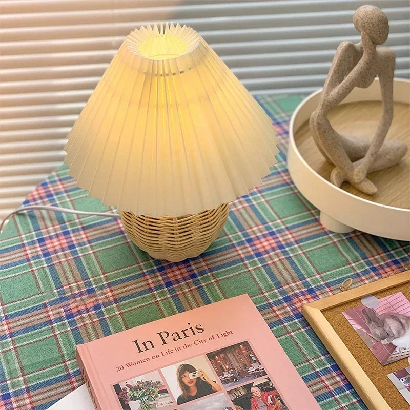 Lampe de Table LED en Rotin Plissé – Style Bohème Chic pour Salon, Chambre & Bureau
